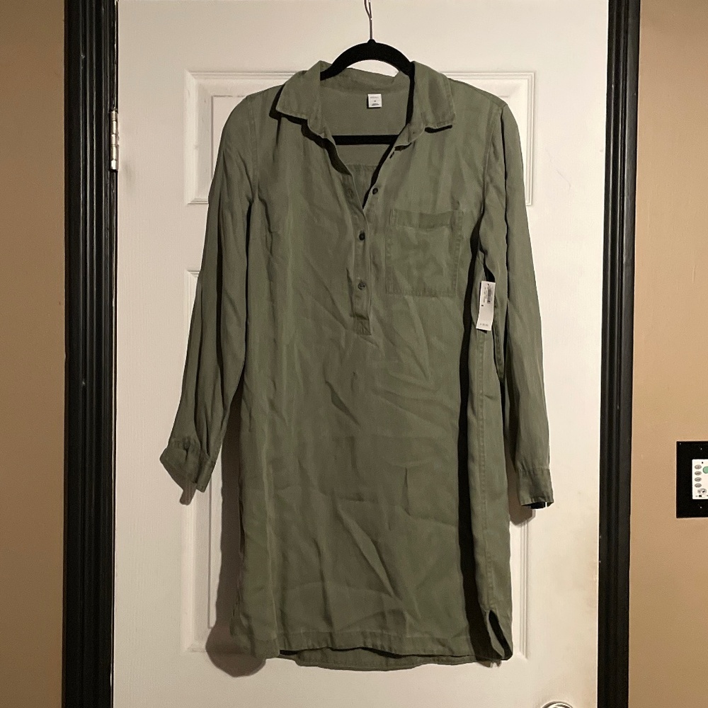 Old Navy Army Green Shirt Dreas